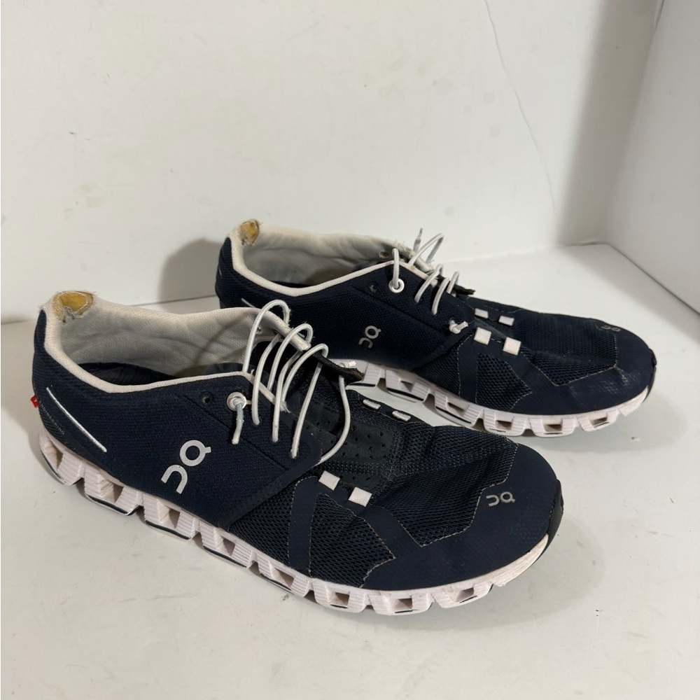 On Running On Cloud Men's Athletic Shoes - Black and White size 9